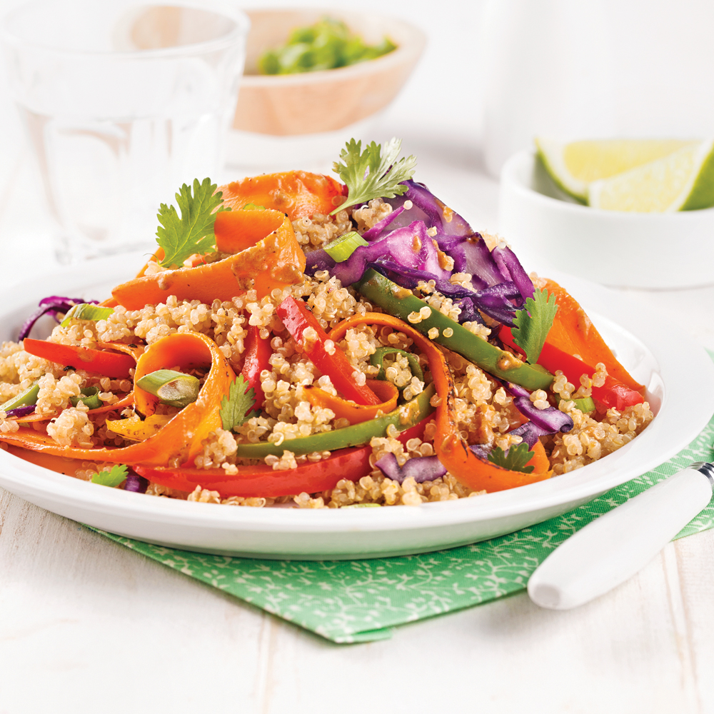 Sauté de légumes et quinoa, sauce aux arachides