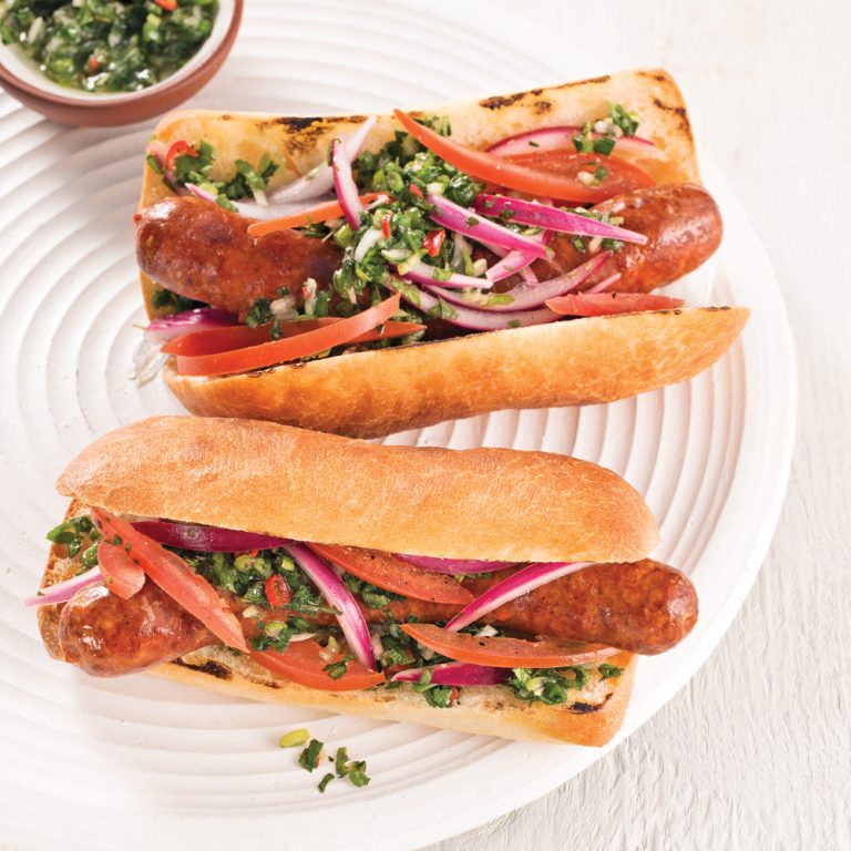 Hotdog aux oignons rouges, tomates et sauce chimichurri 5