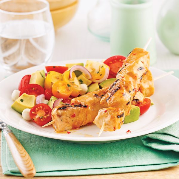 Brochettes de poulet, sauce chili sucrée et yogourt