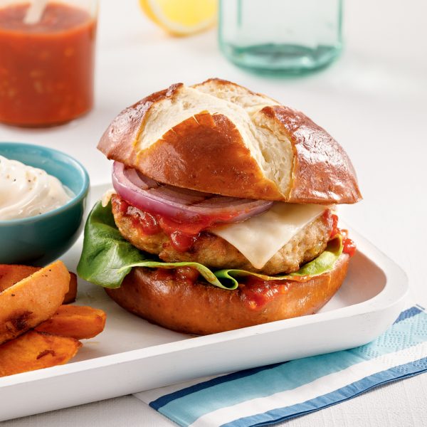 Burger de poulet, sauce barbecue à l’érable