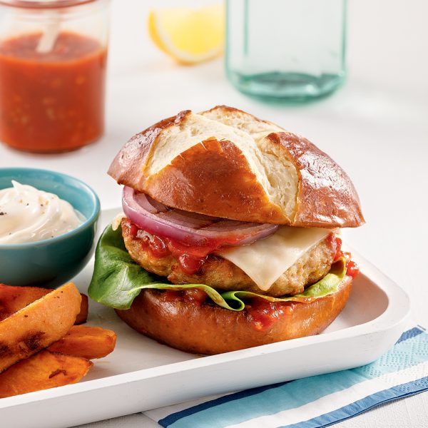 Burger de poulet au gouda et sauce barbecue à l&rsquo;érable