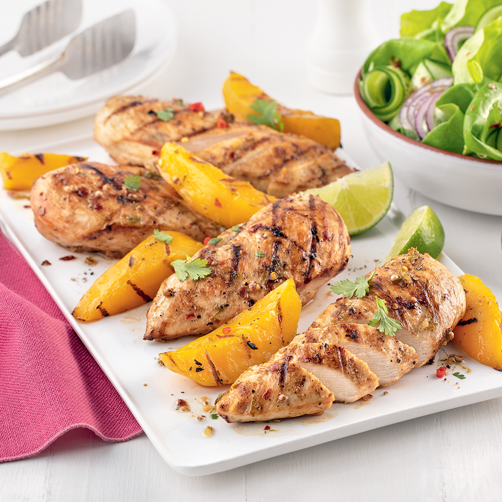Poulet grillé à la mangue et à la lime pour un repas d'été
