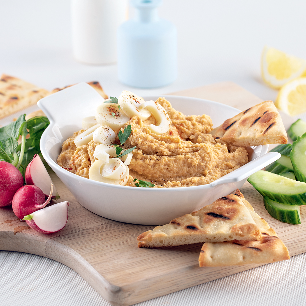 Houmous crémeux aux cœurs de palmier servi avec des crudités