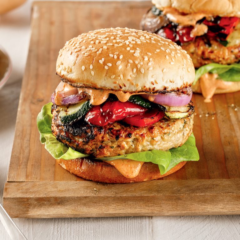 Burgers de poulet farcis au fromage et légumes grillés 5 ingredients 15 minutes
