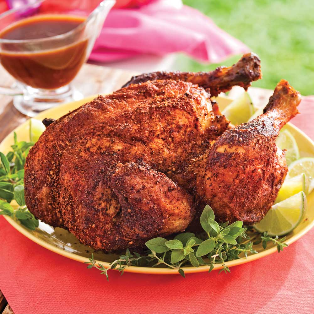 Poulet sur canette de bière cuit sur le barbecue