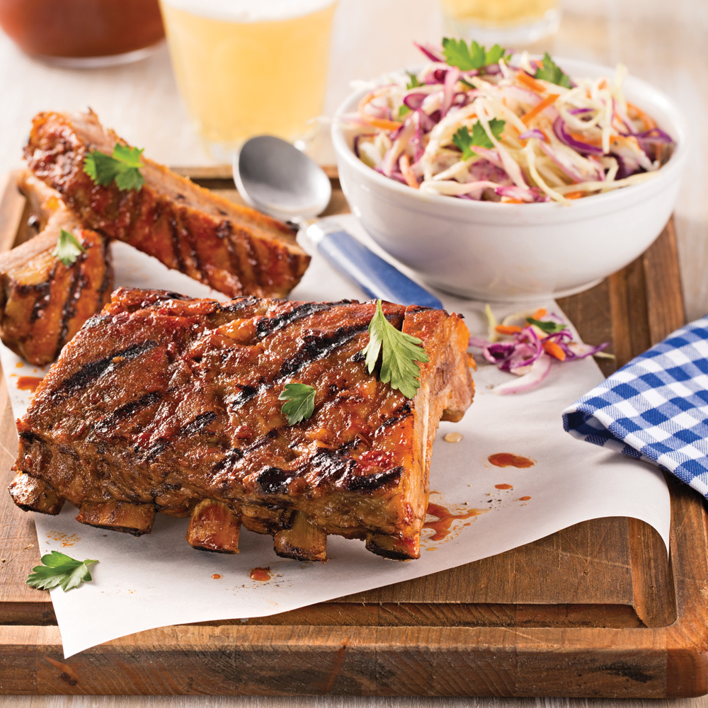 Côtes levées à la bière et au miel servies avec sauce barbecue