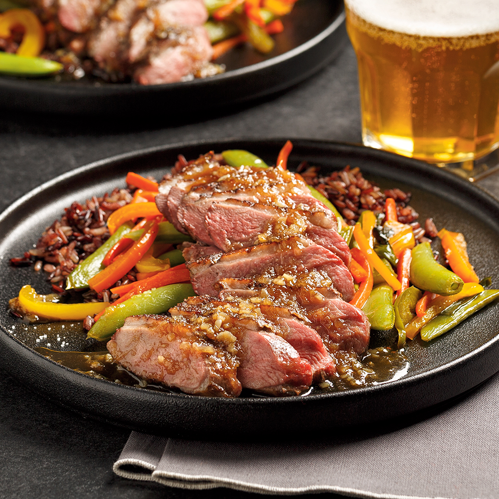 Canard caramélisé ail, miel et bière servi avec légumes sautés