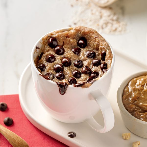 «Mug cake» aux brisures de chocolat et beurre d’arachide