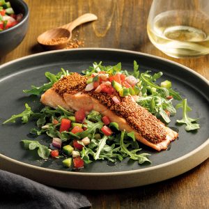 Saumon grillé aux graines de caméline, salsa de melon d’eau