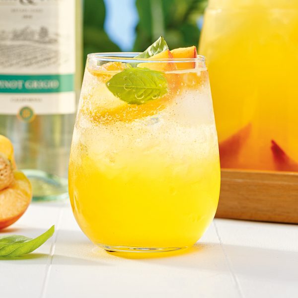 Spritzer au vin blanc et pêches