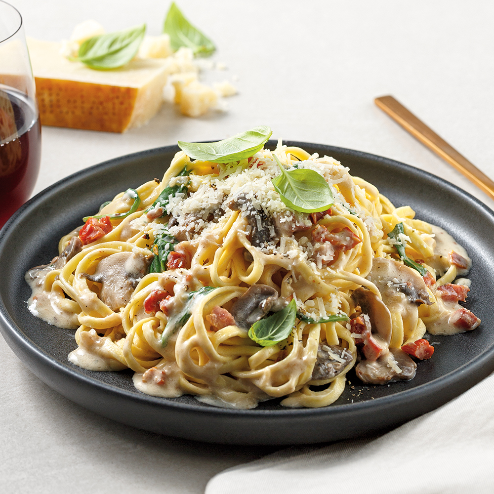 Linguines crémeux aux champignons, tomates séchées et pancetta