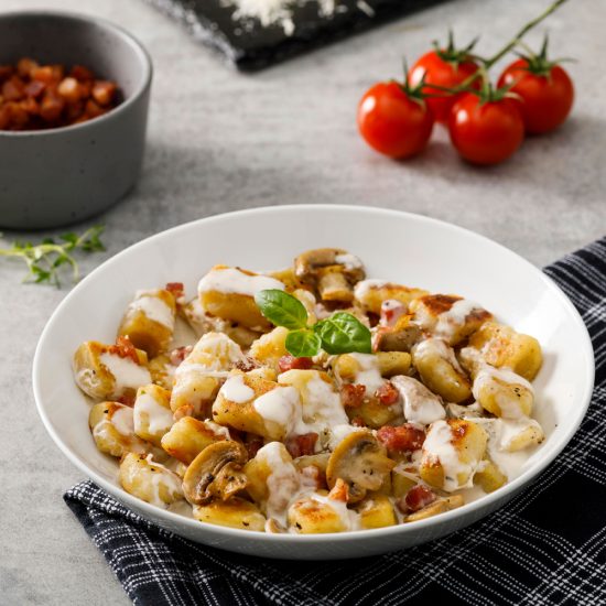 Gnocchis à la sauce crémeuse avec champignons et pancetta