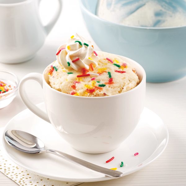 Gâteau confettis dans une tasse