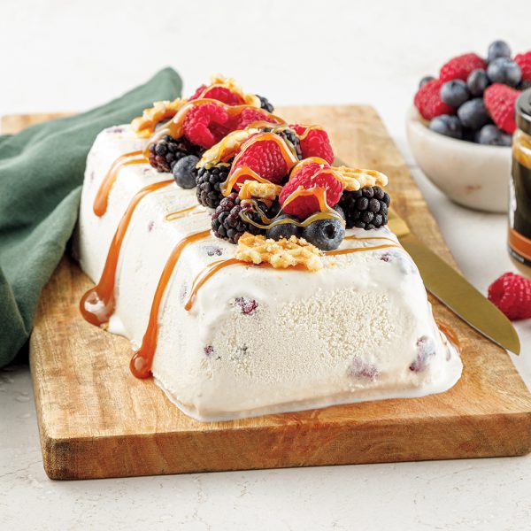 Bûche glacée au caramel cannelle et petits fruits
