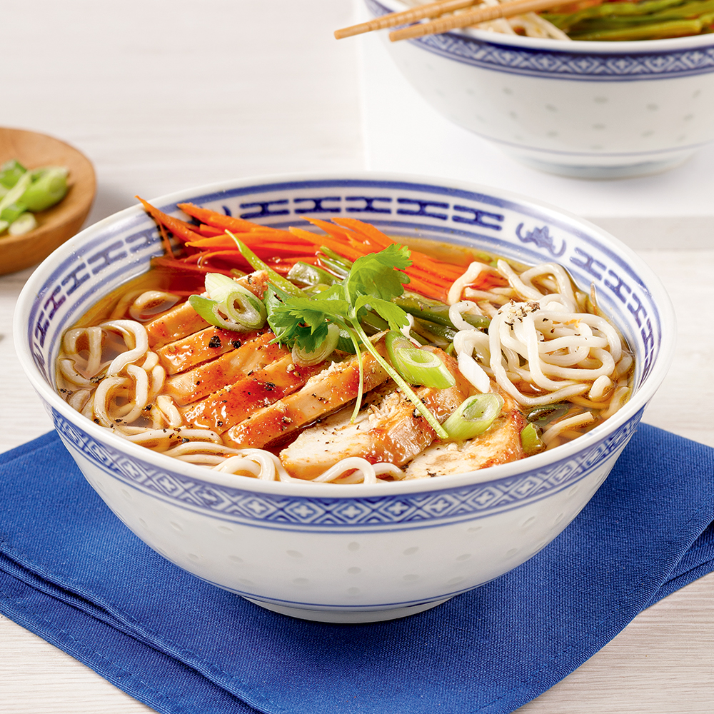Soupe ramen au poulet épicé avec carottes et pois mange-tout