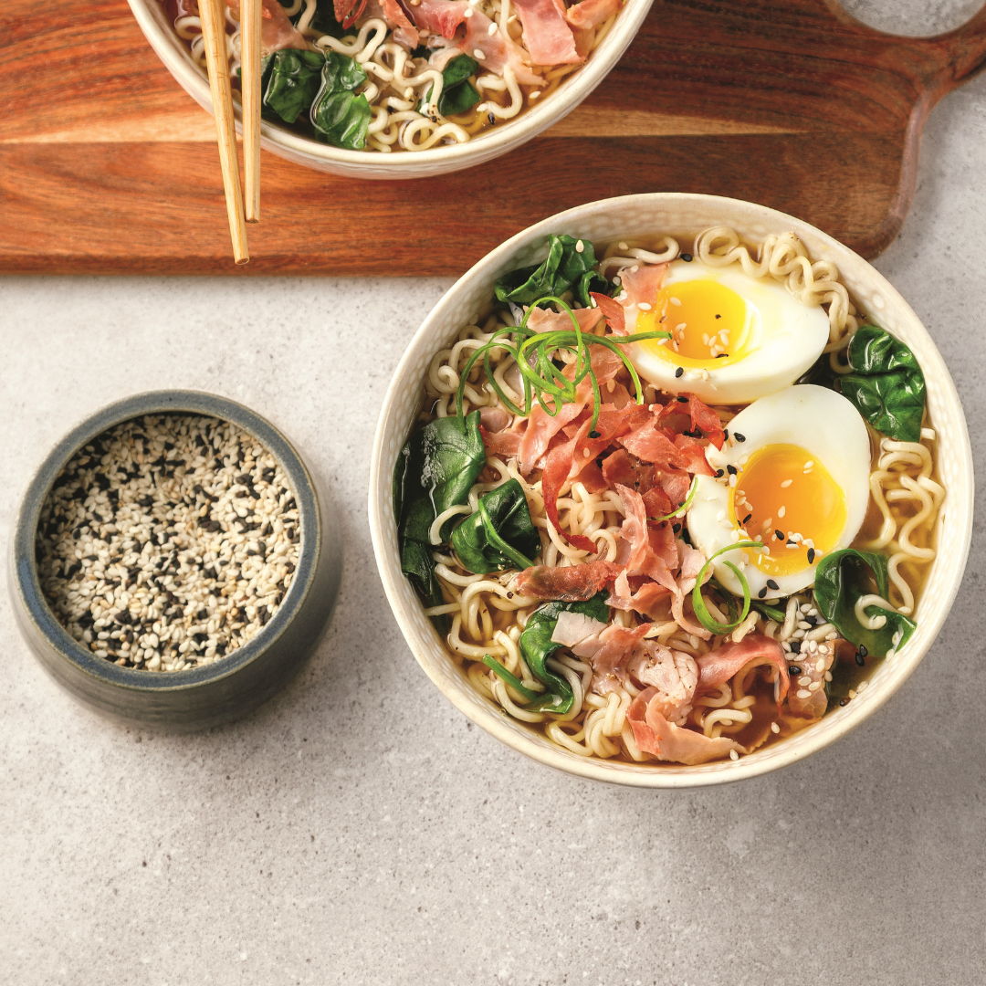Ramens au jambon grillé avec œufs mollets et épinards