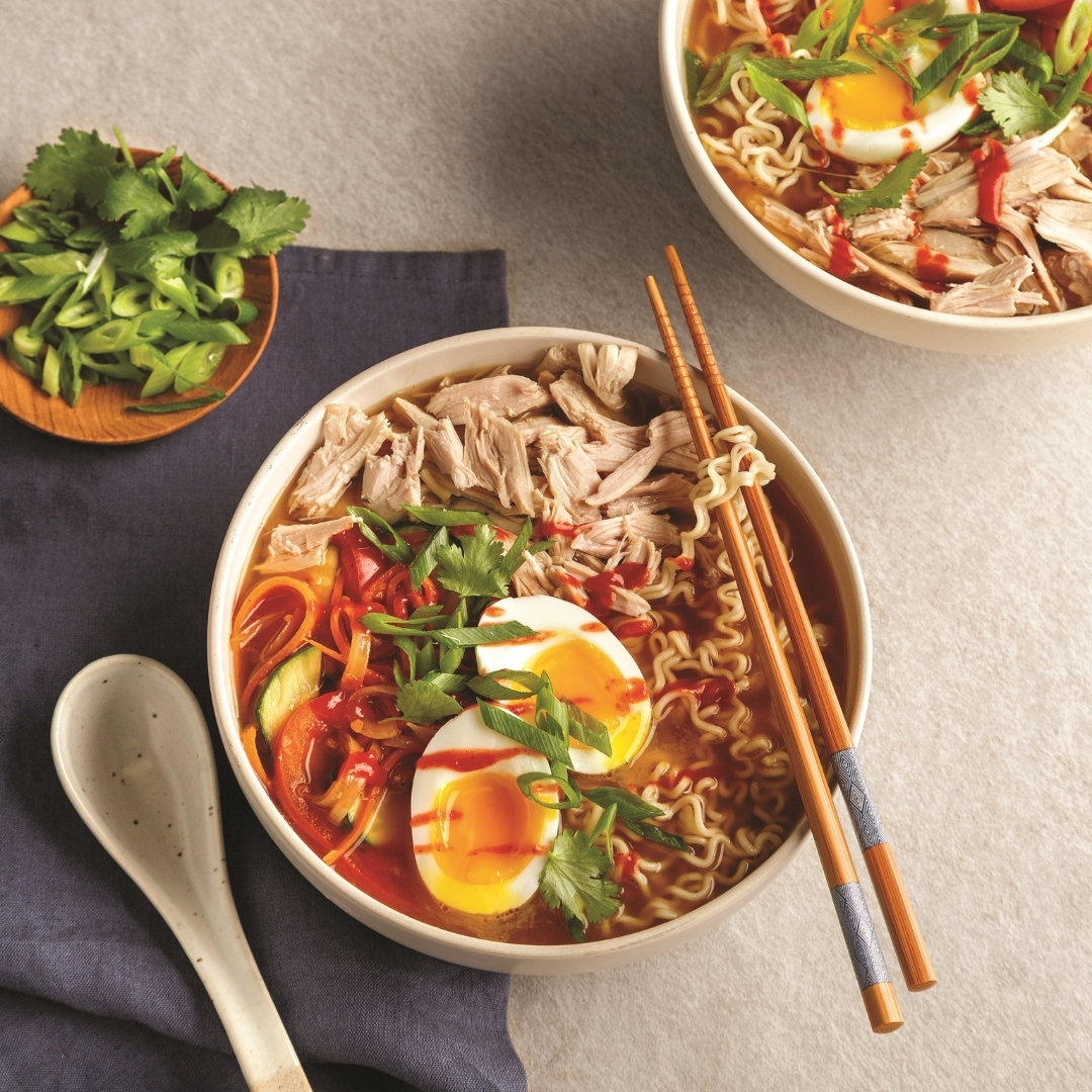 Ramens au dindon avec légumes et œufs mollets