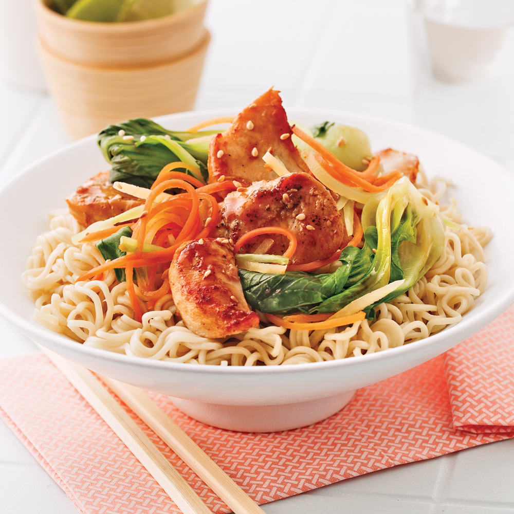 Sauté de poulet aux nouilles ramen avec bok choys et légumes