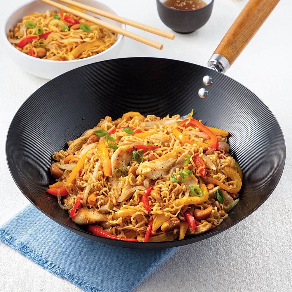 Sauté de ramens au poulet avec poivrons et noix de cajou