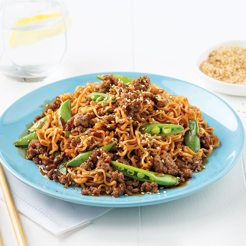 Ramen au bœuf haché et pois sucrés dans une sauce hoisin et soya
