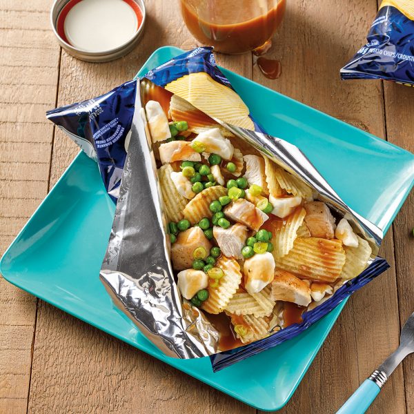 Poutine galvaude dans un sac de chips
