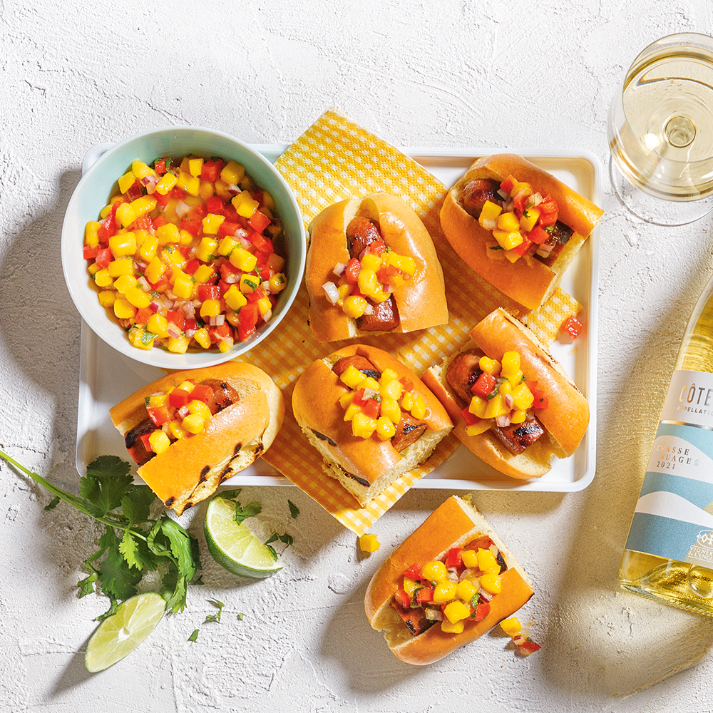 Hot-dogs garnis de salsa de mangue