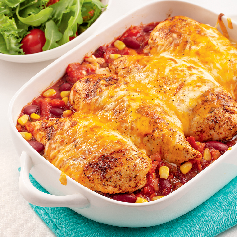 Casserole de poulet gratiné au maïs, salsa et fromage fondu.