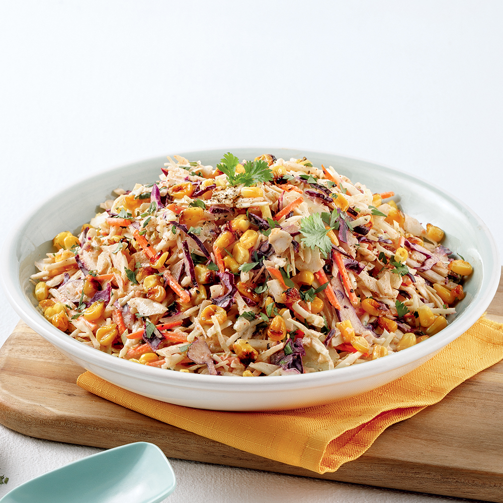 Salade de chou mexicaine au maïs grillé avec lime et coriandre.