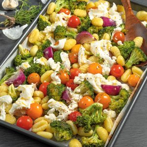 Gnocchis et légumes sur la plaque