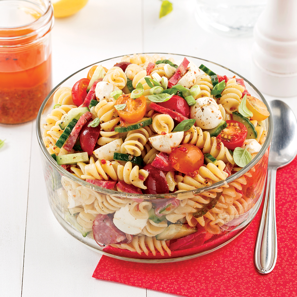 Salade de pâtes à l'italienne avec salami et bocconcinis