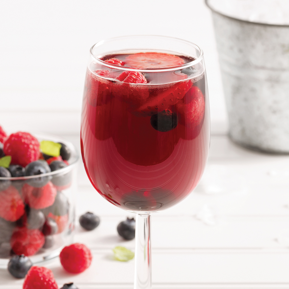 Boisson au thé glacé garnie de petits fruits frais.