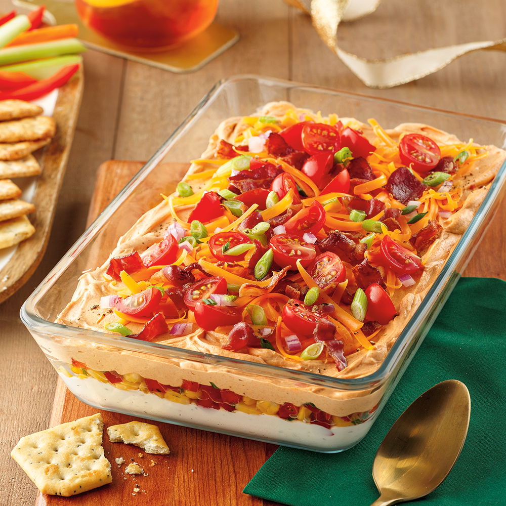 Trempette étagée ranch avec légumes colorés et fromage.