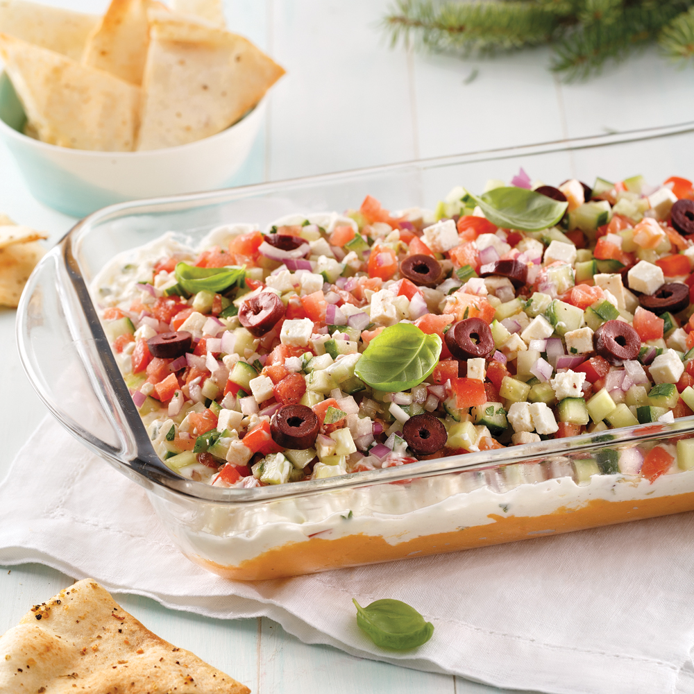 Trempette étagée à la grecque garnie de légumes et de fromage.