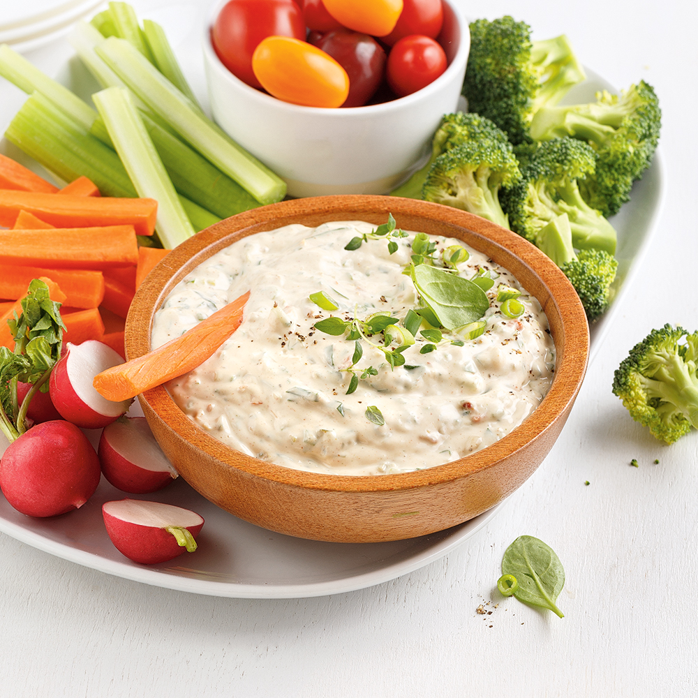 Trempette aux légumes servie avec des crudités fraîches.