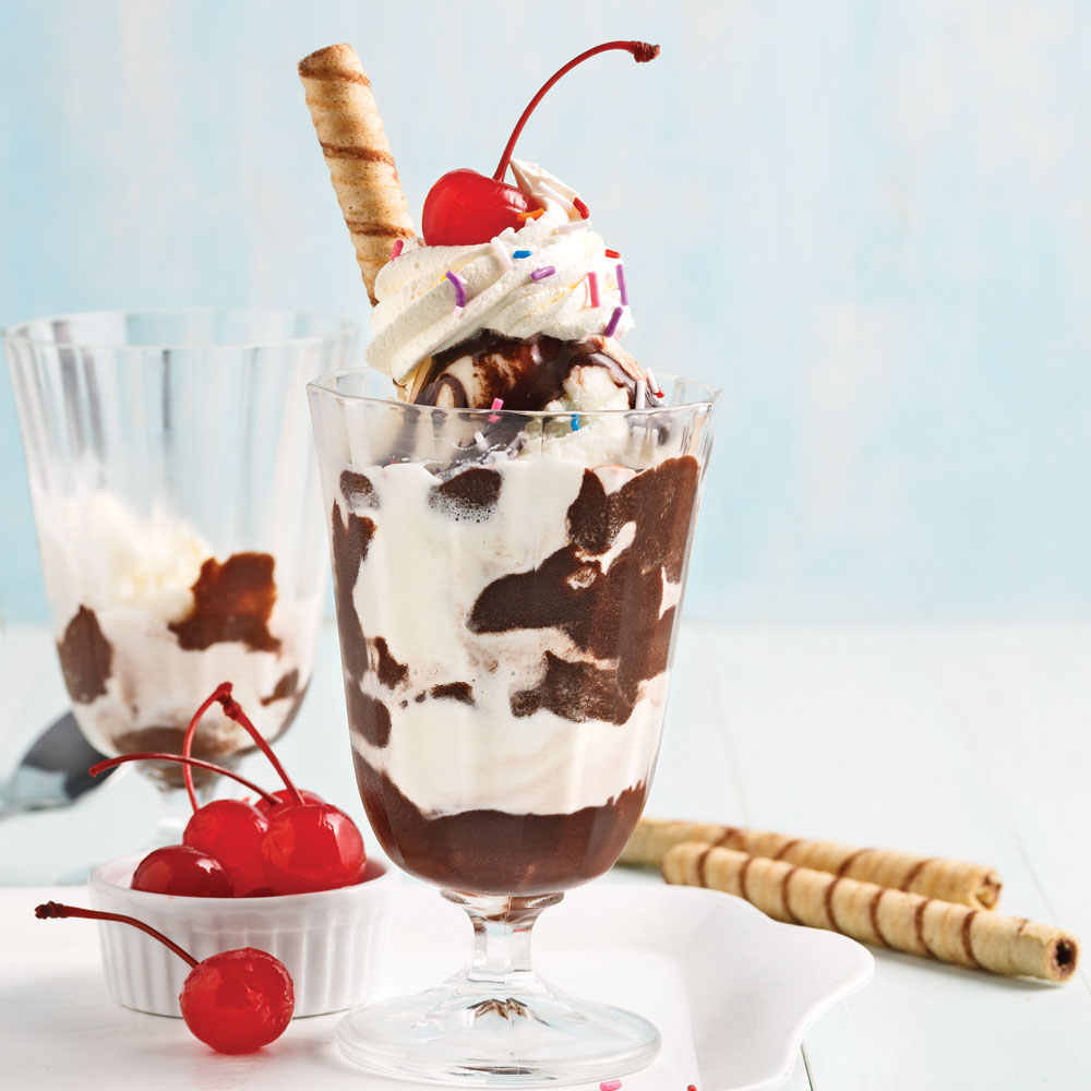 Dessert d'été au chocolat servi en coupe