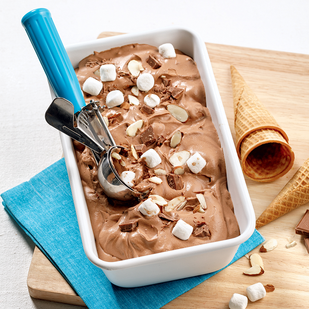 Crème glacée maison Rocky Road avec chocolat, noix et guimauves