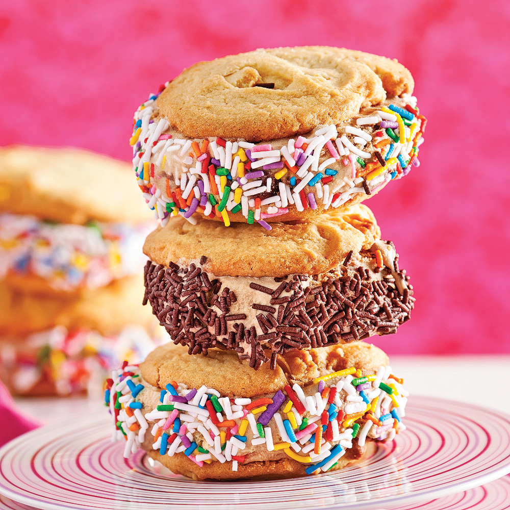 Sandwichs à la crème glacée décorés de chocolat et de bonbons