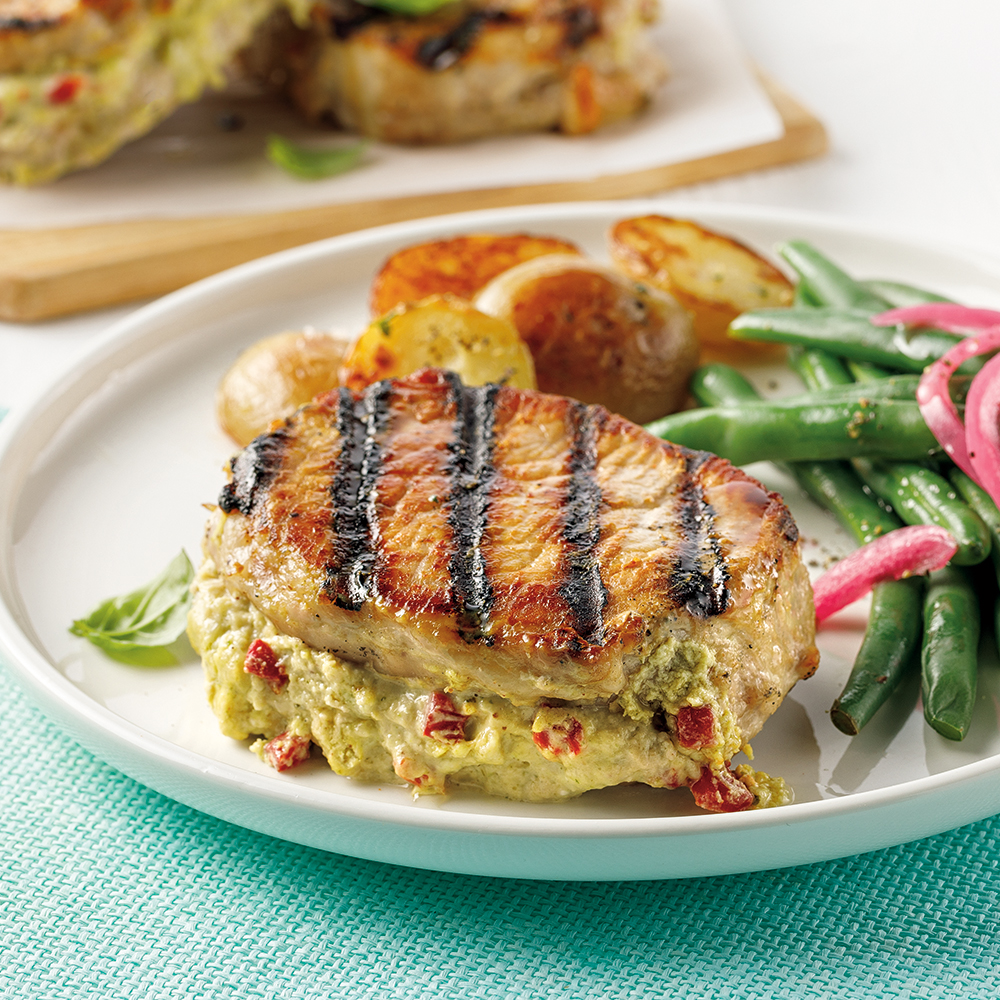 Côtelettes de porc farcies au pesto crémeux avec légumes grillés