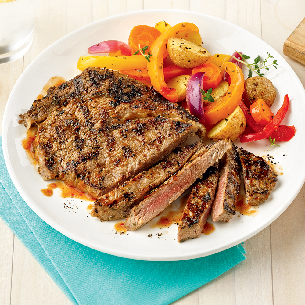 Steak mariné avec légumes grillés
