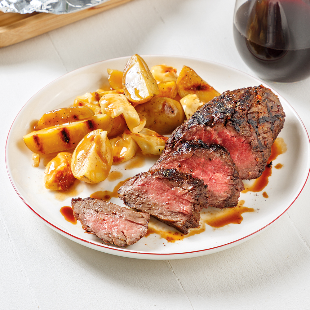 Bavette grillée servie avec une poutine maison