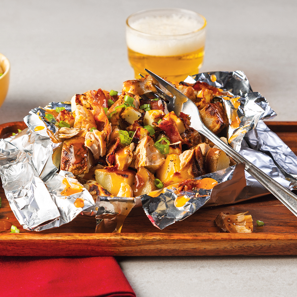 Poutine au halloumi, poulet barbecue, bacon et sauce barbecue