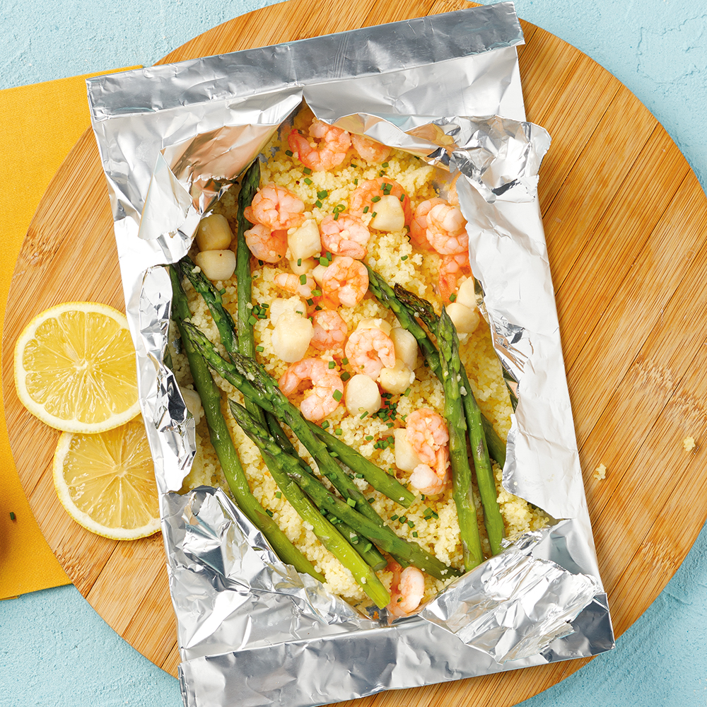 Couscous aux crevettes, pétoncles et asperges cuits en papillote