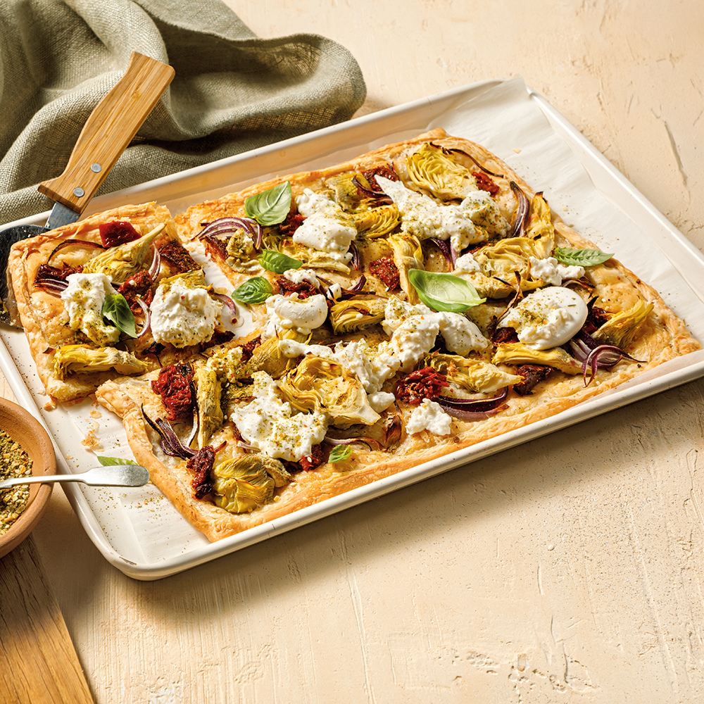 Tarte feuilletée aux tomates séchées, artichauts et burratini