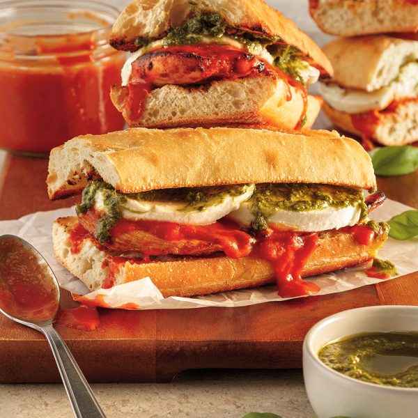 Baguette de pain au poulet grillé, sauce rosée et mozzarella