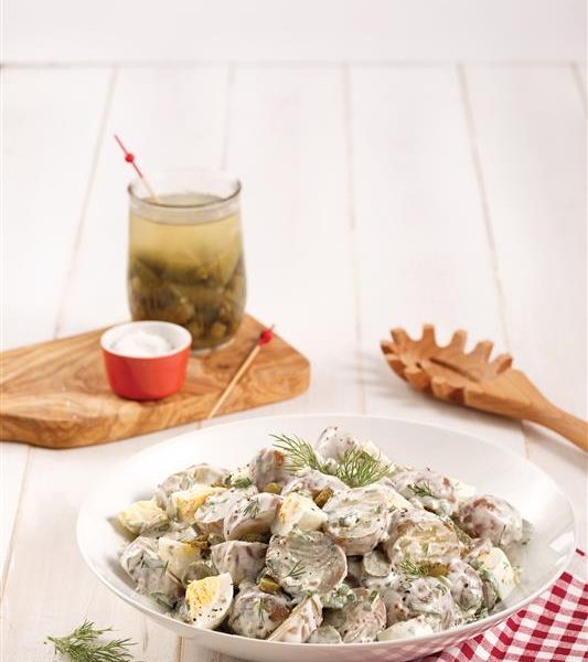 Salade de pommes de terre, oeufs et cornichons