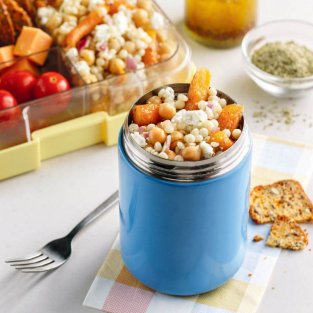 Salade de couscous perlé et pois chiches, vinaigrette au miel et herbes salées