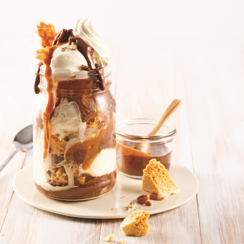 Sundae gourmand au caramel et chocolat