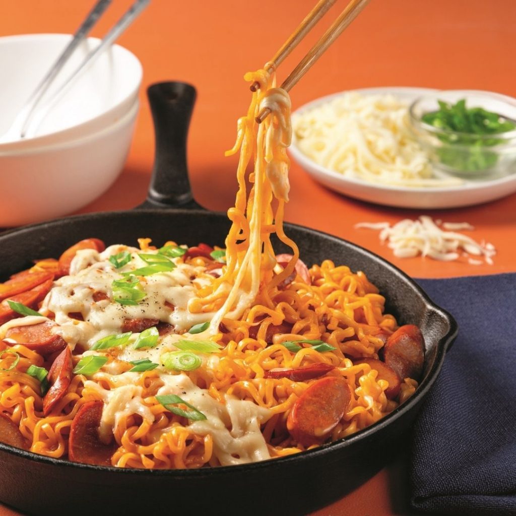 Ramens extra-fromage aux saucisses à hot-dog