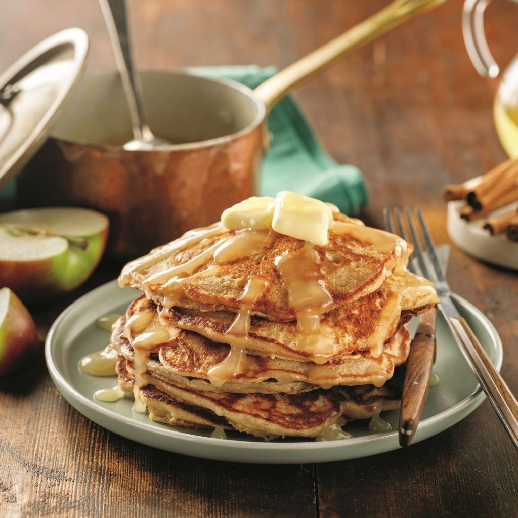 Pancakes aux pommes, sauce au jus de pomme et sirop d’érable