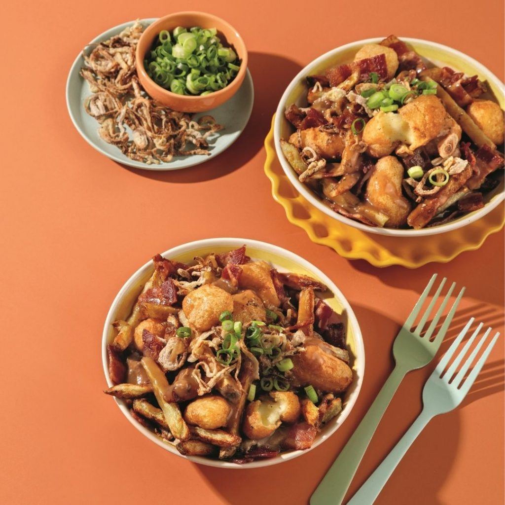 Poutine de luxe au fromage en grains croustillant, bacon et échalotes frites